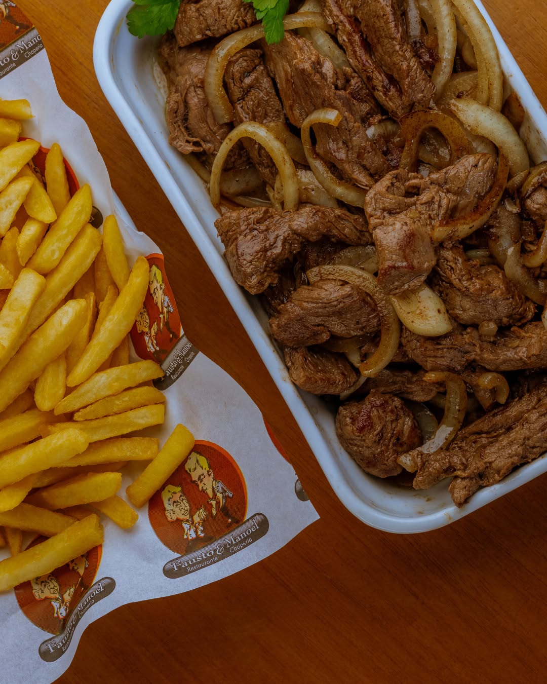 Porção com fritas e carne para happy hour