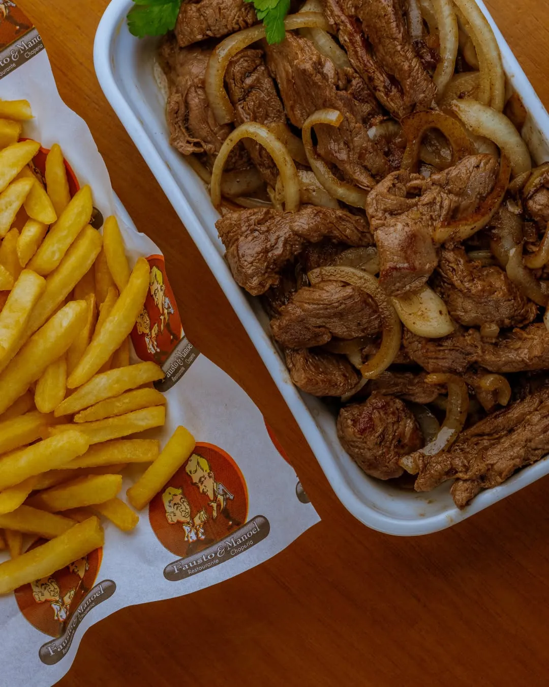 Porção com fritas e carne para happy hour