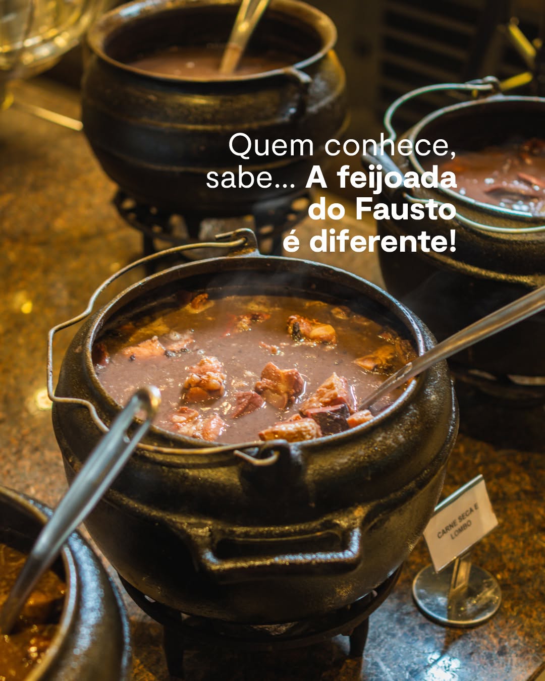 Feijoada servida em panelas no buffet do restaurante