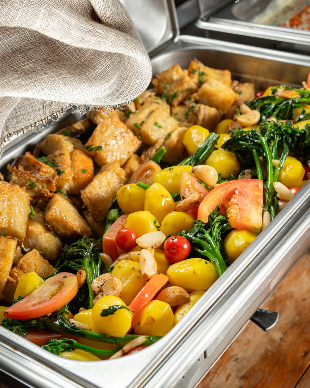 Buffet com peixes, legumes e frutos do mar