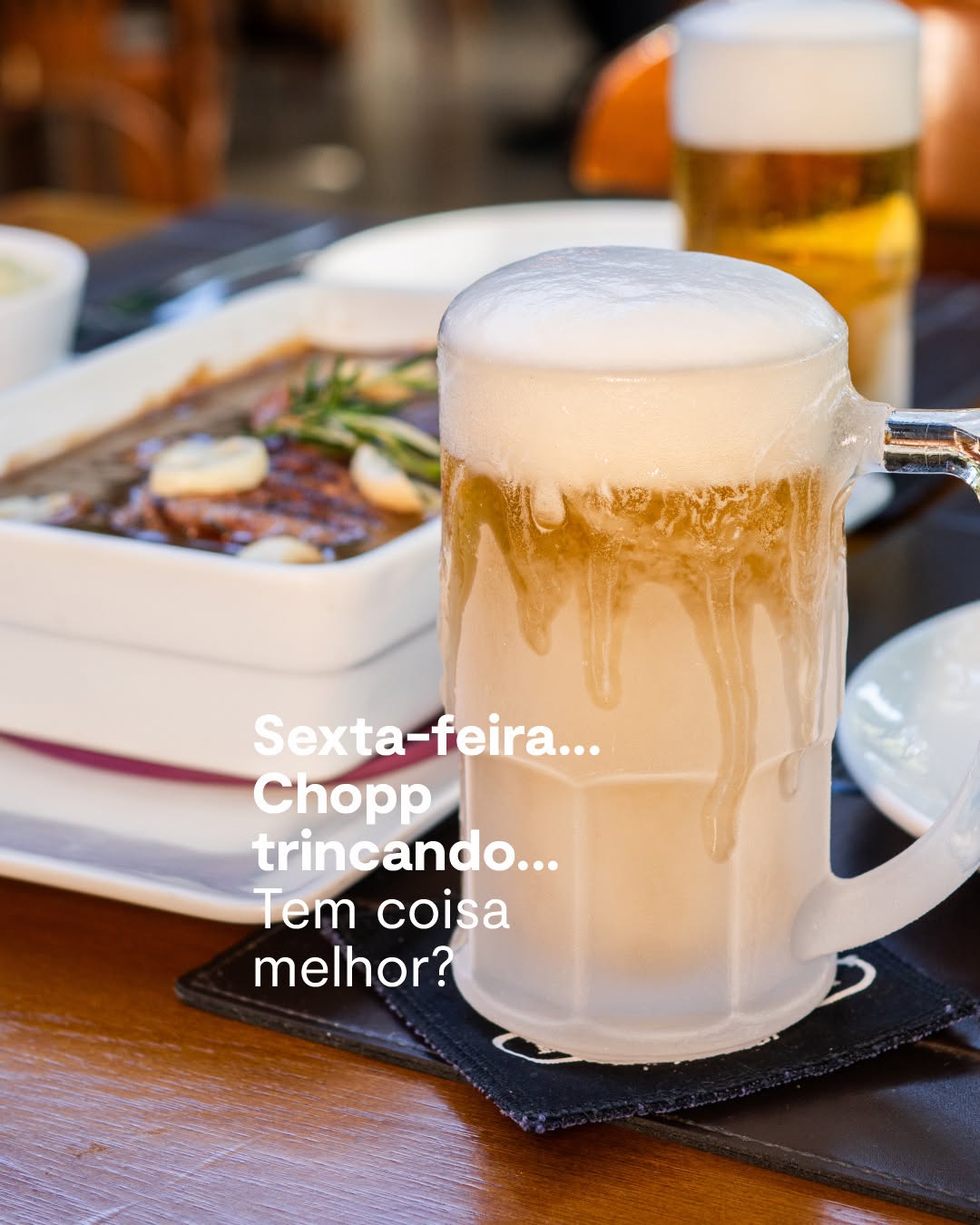 Caneca de chope gelado sobre a mesa