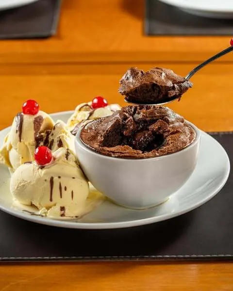Sobremesa com brownie e sorvete